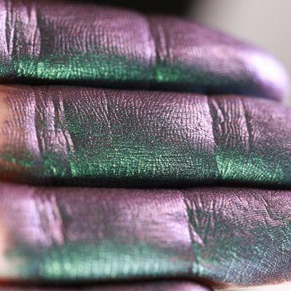 677 - A Song of Mermaids and Tritons- Ama Makeup Pigment Chameleon