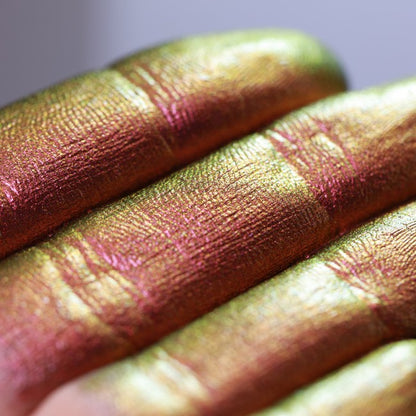 682 - Girl with Gold Eyes - Ama Makeup Pigment Chameleon